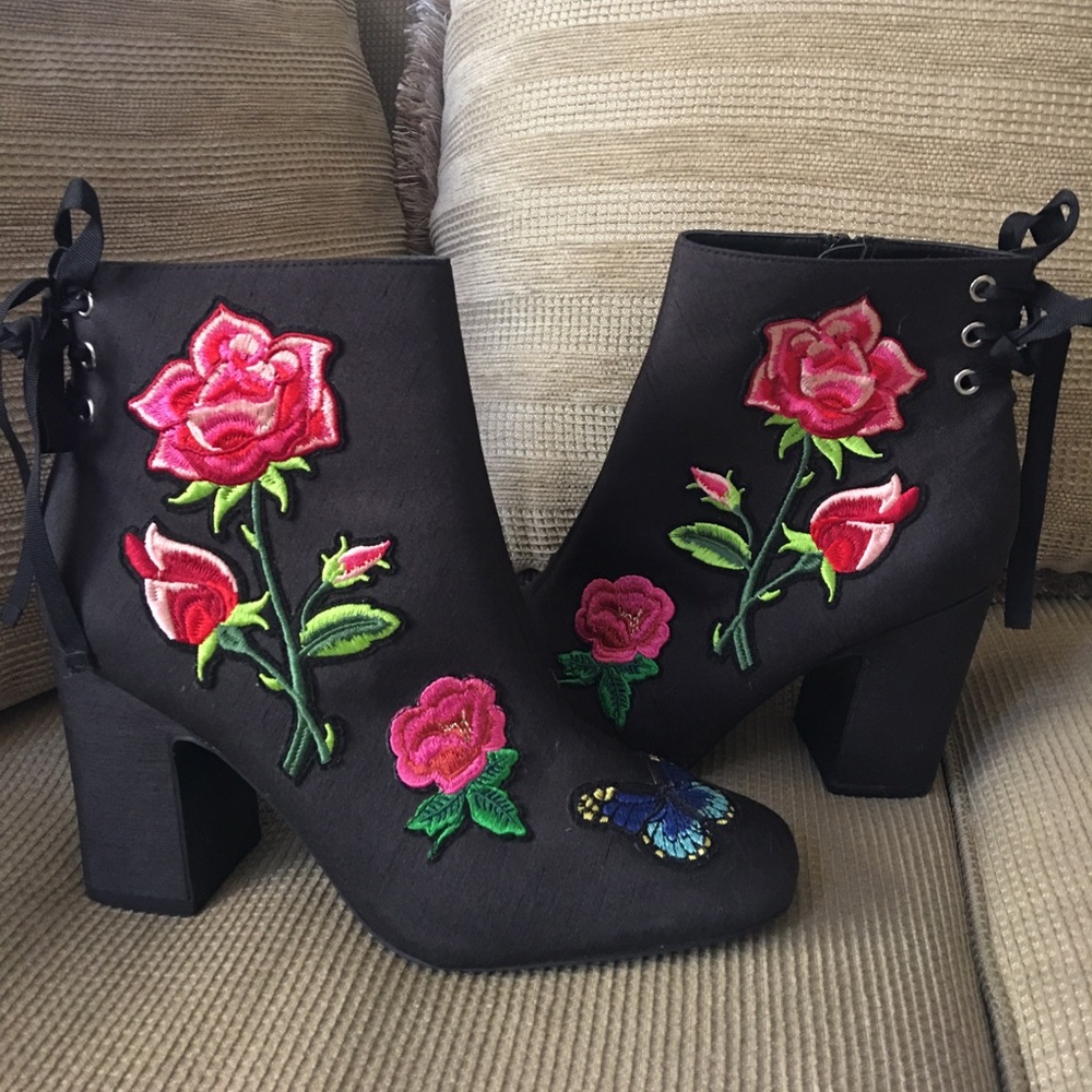 Asos Black embroidered flowers and butterflies ankle boots block heel size 8